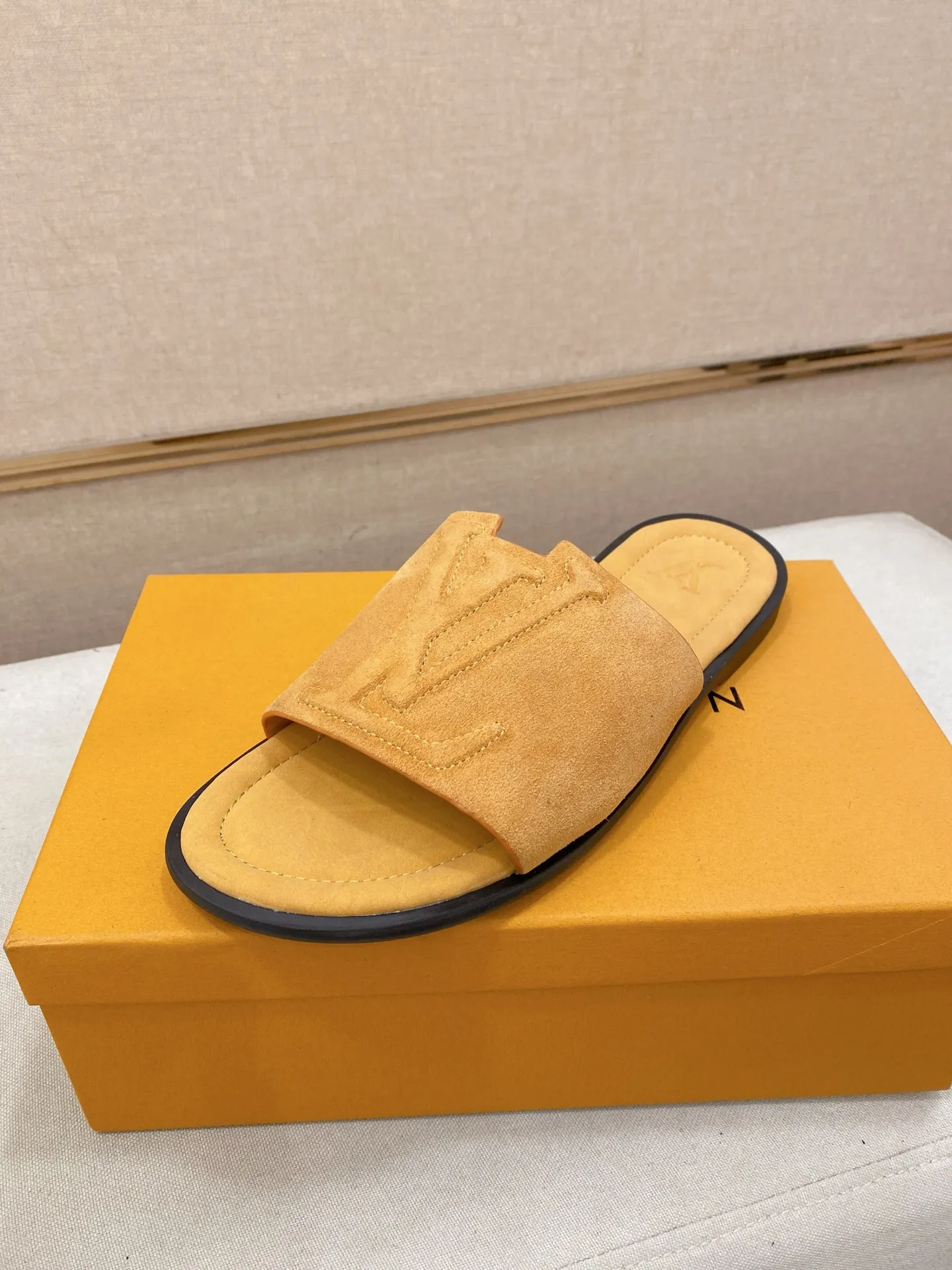 Men's shoes 💰: 340💰Made by LV🔍Top purchasing agents. Men's spring and summer slippers are available at the same counter. The uppers are imported cowhide from Italy, with logo graphics and high-quality craftsmanship. Soles: original soles specially provided by the original factory. Exclusive movable molded soles are super comfortable. Original goods follow orders. 🔍🔍High quality. You can enter and exit the counter at will. Welcome to compare. Size 38-44. Can be customized45